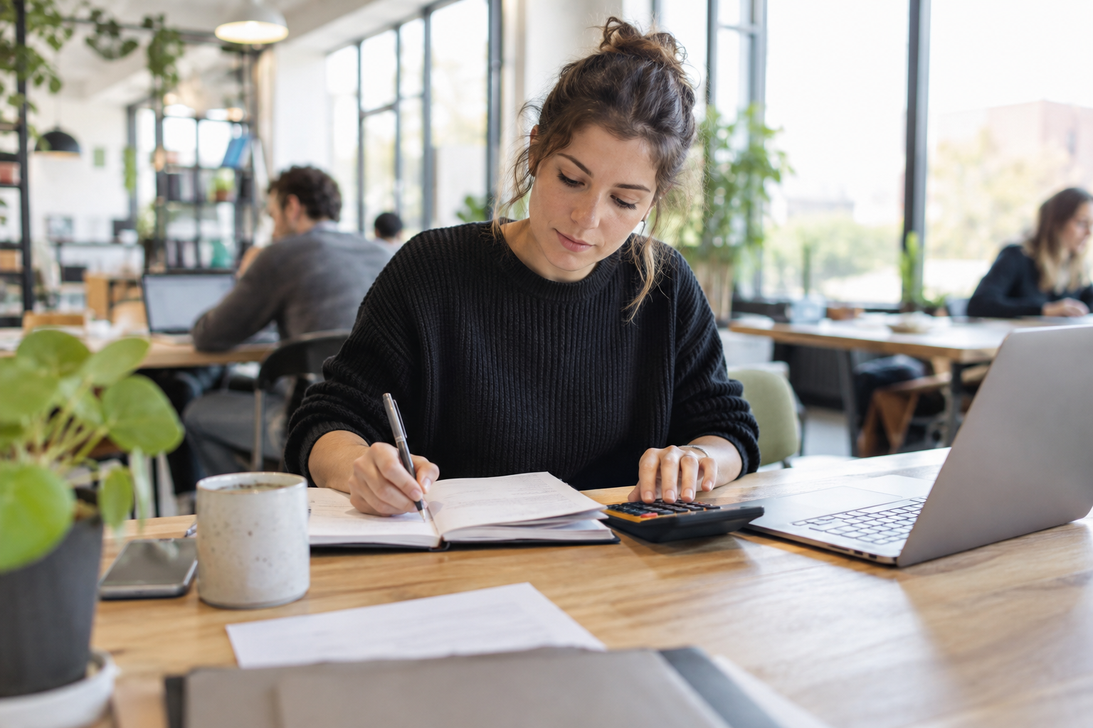 Ondernemer werkt een maandplanning uit aan een bureau